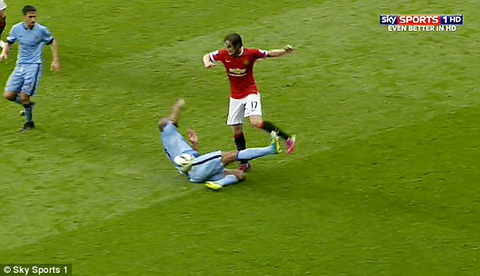 Kompany may mắn thoát thẻ đỏ trong trận thua MU