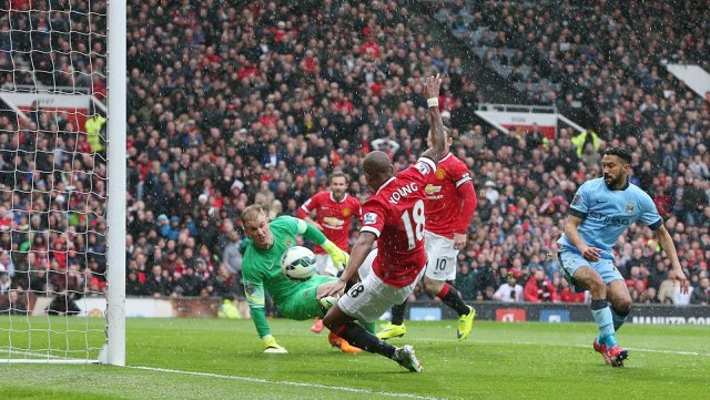 VIDEO: Màn trình diễn thăng hoa của Young trong trận derby thành Manchester