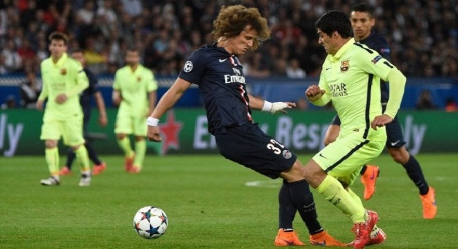 VIDEO: 2 lần David Luiz 'tẽn tò' vì bị Suarez xỏ háng