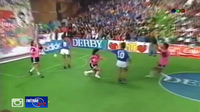 VIDEO: Siêu phẩm ngả bàn đèn của Maradona trên sân Futsal