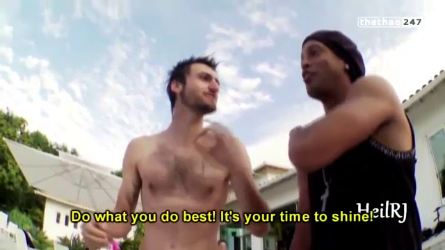 VIDEO: Ronaldinho trổ tài sút bóng trúng đầu phóng viên