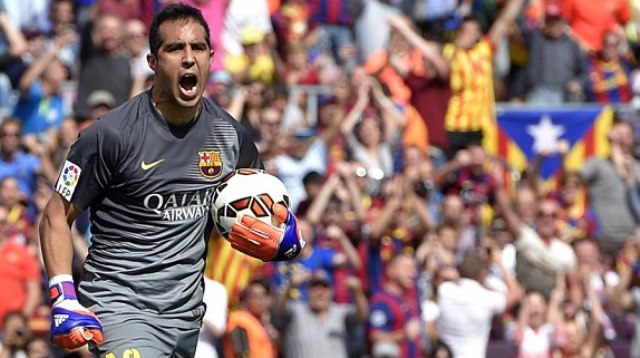 VIDEO: Thủ thành Bravo xuất sắc bắt gọn cú sút penalty của cầu thủ Valencia