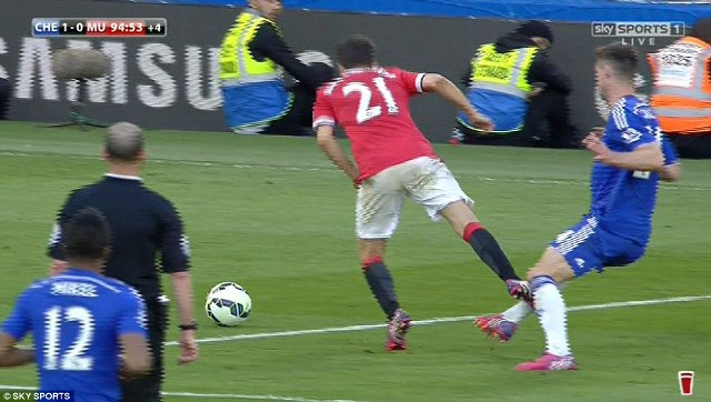 VIDEO: Herrera ăn vạ kiếm penalty nhưng bất thành
