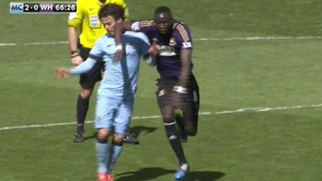 VIDEO: Tình huống Silva bị cầu thủ West Ham hạ knock-out ngay trên sân
