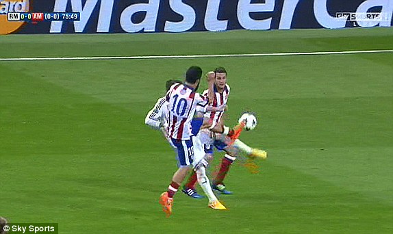 VIDEO: Chiếc thẻ đỏ đáng tiếc của nhạc trưởng Atletico