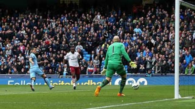 VIDEO: Tình huống xử lý bóng thảm họa của thủ môn Aston Villa