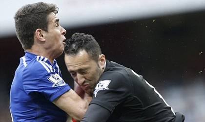 Oscar nhập viện sau pha va chạm với cầu thủ Arsenal