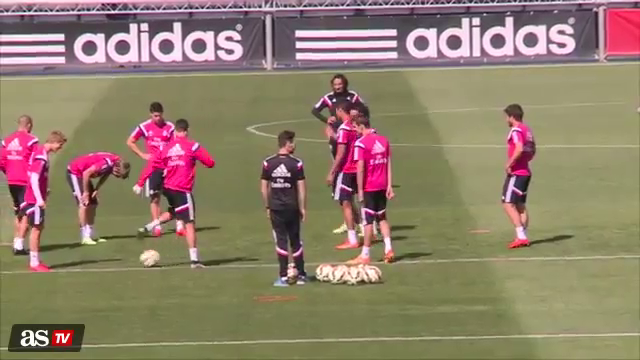 VIDEO: Ronaldo khiến thần đồng Odegaard 'lác mắt' với kỹ thuật tuyệt đỉnh