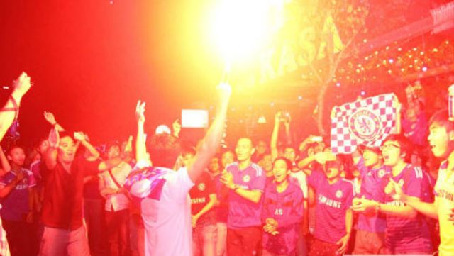 VIDEO: Fan Chelsea hò reo ăn mừng chức vô địch Premier League
