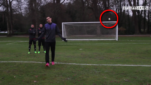 VIDEO: Di Maria và thử thách sút trivela trúng xà ngang không cần nhìn