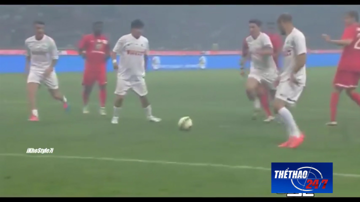 VIDEO: Huyền thoại của Inter Milan solo ghi bàn trong trận đấu từ thiện