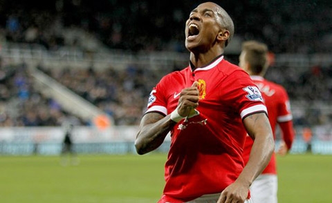 Ashley Young gia hạn hợp đồng với Man Utd