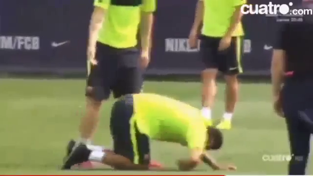VIDEO: Neymar suýt lỡ đại chiến vì bị Rakitic vào bóng thô bạo trên sân tập