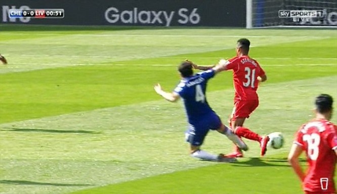 VIDEO: Pha vào bóng kinh hoàng của Fabregas với Sterling