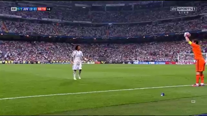 VIDEO: Pha ném biên hài hước của Casillas