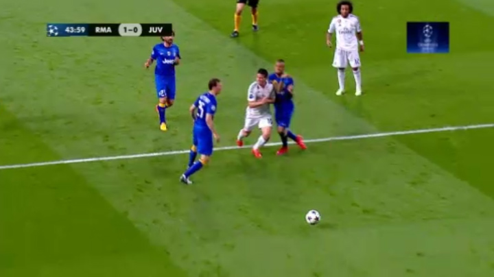 VIDEO: Tình huống James Rodriguez nhận thẻ vàng vì lỗi ăn vạ trong vòng cấm
