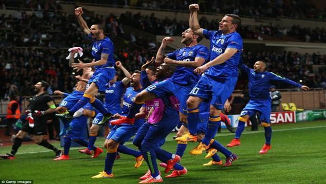 VIDEO: Các cầu thủ Juventus ăn mừng trong phòng tập