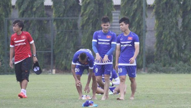 VIDEO: Công Phượng được Công Vinh truyền bí kíp trong buổi tập