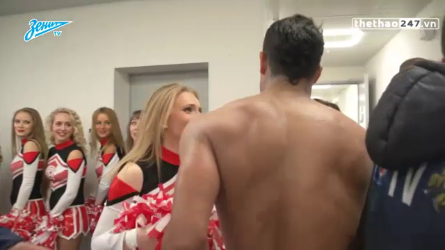 VIDEO: 2 lần Hulk khiến các người đẹp phát cuồng với màn cởi áo khoe cơ bắp