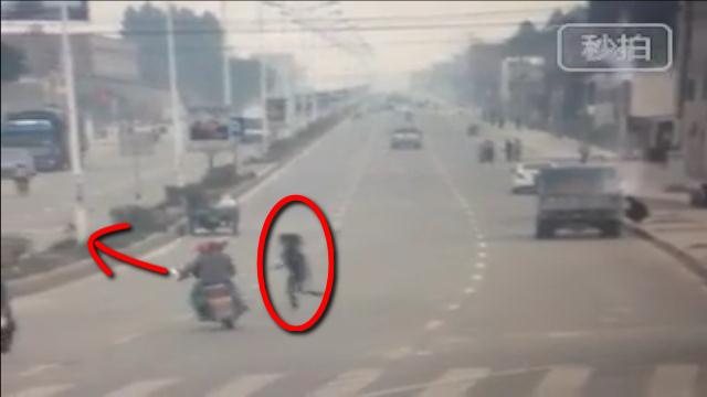 Video hài hước: Pha tì đè không tưởng của 'nữ siêu nhân đường phố'