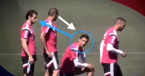 VIDEO: Ronaldo ném ánh nhìn đáng sợ về phía Gareth Bale trên sân tập Real