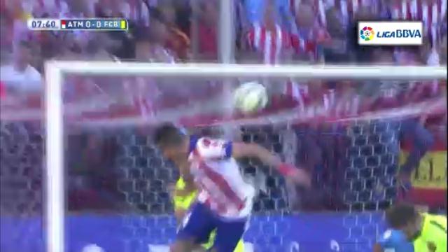 VIDEO: Pha bay người cứu thua xuất thần của thủ thành Bravo cho Barcelona