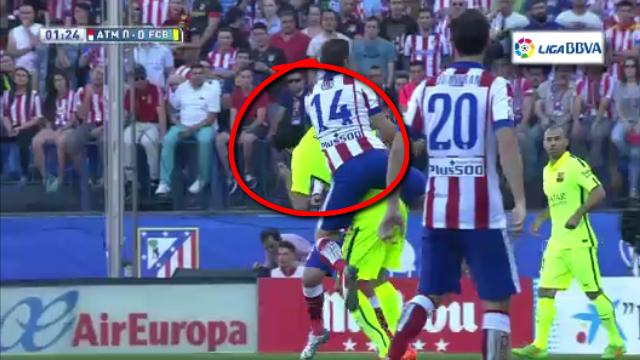 VIDEO: Cú đánh cùi chỏ giữa mặt của Gabi đối với Busquets ngay đầu trận