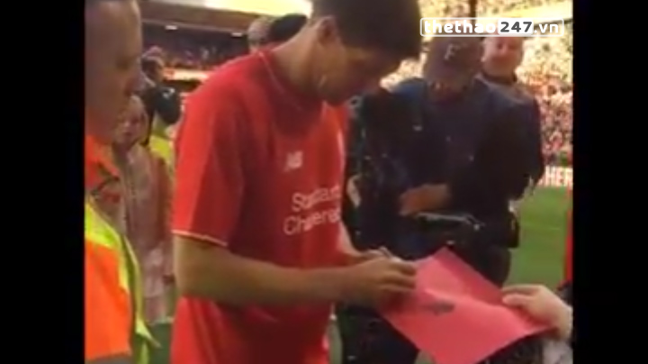VIDEO: Gerrard từ chối ký tên lên áo LA Galaxy