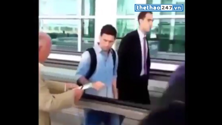VIDEO: Messi từ chối ký tặng fan lớn tuổi