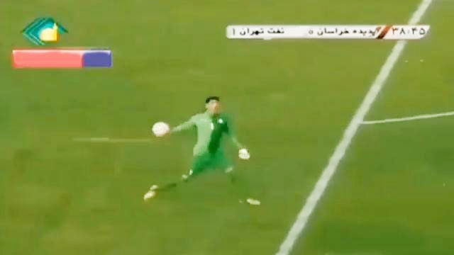 VIDEO: Thủ môn sở hữu khả năng phát bóng bằng tay không tưởng