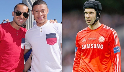 Arsenal mất Walcott hoặc Chamberlain nếu muốn có Cech