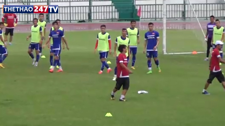 VIDEO: HLV Miura bị học trò cho 'ăn đòn' trên sân tập ở Thái Lan