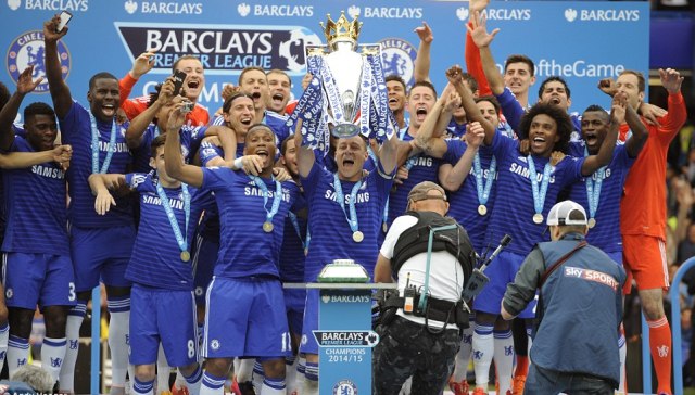 VIDEO: Các cầu thủ Chelsea 'quậy' nhiệt tình trong ngày nhận cúp