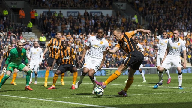 VIDEO: Màn trình diễn ấn tượng của thủ thành Valdes trước Hull City
