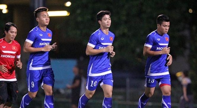 VIDEO: Buổi tập đầu tiên của U23 Việt Nam trên đất Singapore