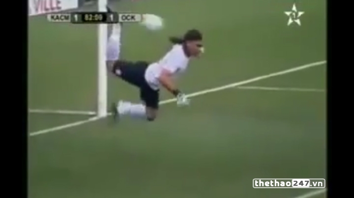 VIDEO: Thủ môn bắt chước skill 'bọ cạp' của Rene Higuita