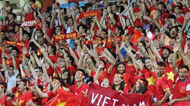 VIDEO: CĐV cuồng nhiệt của U23 Việt Nam nhuộm đỏ khán đài sân Bishan