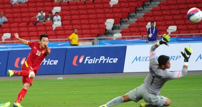 Video SEA Games 28: Huy Toàn lập cú đúp nâng tỷ số lên 3-0 cho U23 Việt Nam