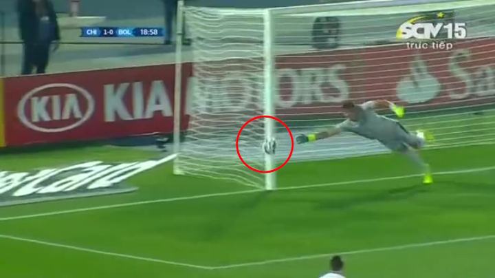 VIDEO: Cột dọc từ chối siêu phẩm sút phạt của Alexis Sanchez