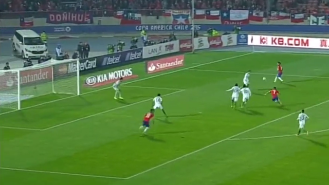 VIDEO: Pha đánh đầu ghi bàn khó tin của Alexis Sanchez vào luới Bolivia
