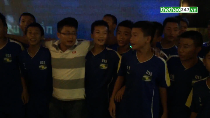 VIDEO: Các cầu thủ nhí SLNA trổ tài ca hát bài 'Cơn mưa ngang qua'