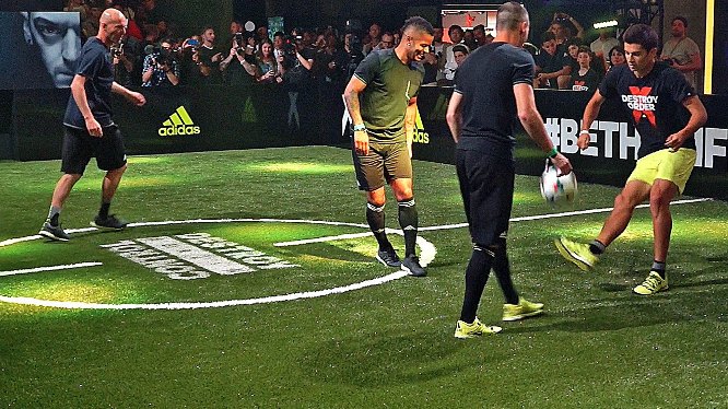 VIDEO: Zidane và con trai thi lừa bóng với nhóm F2 Freestylers