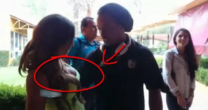VIDEO: Ronaldinho bị 'bắt quả tang' mải soi vòng 1 của siêu mẫu Brazil