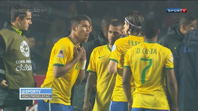 VIDEO: Thiago Silva bị đồng đội 'chất vấn' sau pha bóng tội đồ