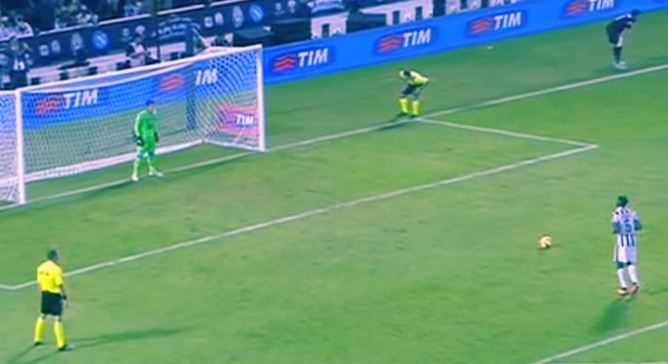 VIDEO: Phong cách sút pen siêu hài của Paul Pogba