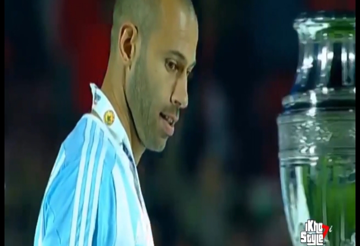 VIDEO: Javier Mascherano liếc nhìn chiếc cúp với ánh mắt đầy nuối tiếc