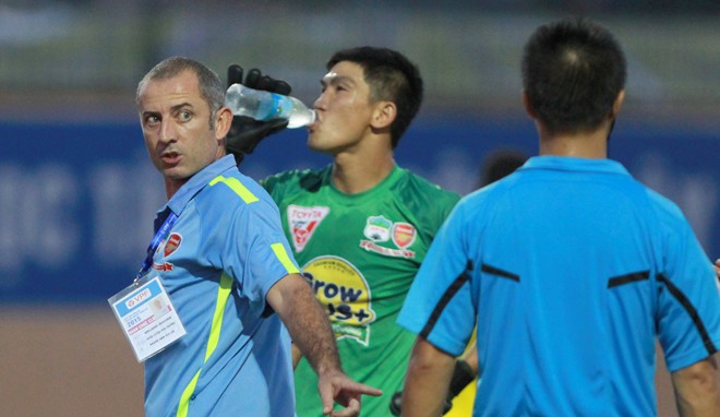 HLV Graechen: 'Trọng tài không cùng đẳng cấp với V.League'