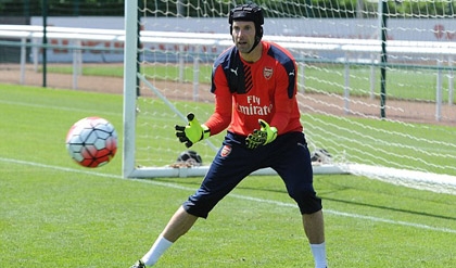 Petr Cech rạng ngời trong ngày đầu tập luyện tại Arsenal