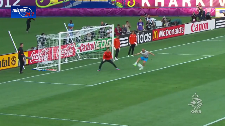 VIDEO: Pha giật gót ghi bàn điệu nghệ của Wesley Sneijder