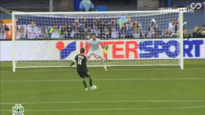 VIDEO: Pha sút penalty thảm họa của cựu cầu thủ Tottenham